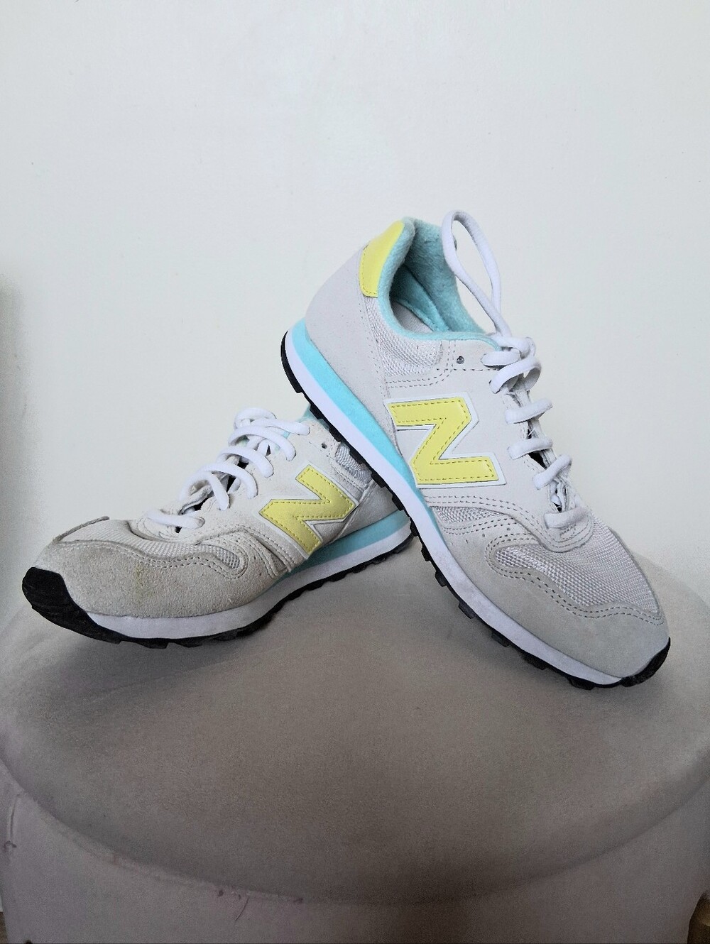 NEW BALANCE 373 LIGHT GRAY SNEAKERS WITH PASTEL YELLOW ACCENTS
